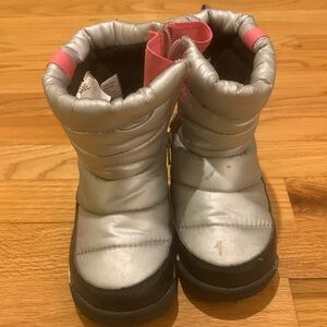 Toddler girl Puffy snow boots. Wonder Nation brand. Size 9.